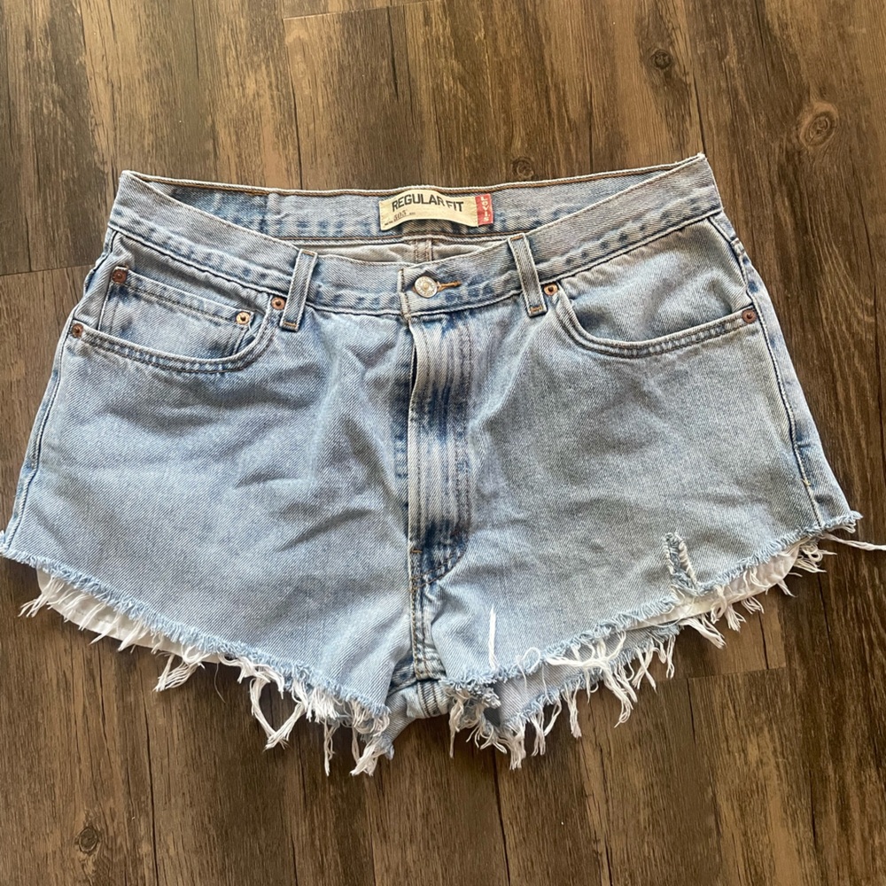 Levi’s 505 Light Wash Denim Shorts •36 waist•